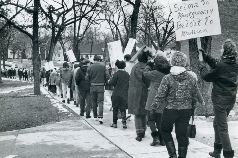 在1965年3月7日的血腥星期天之后，无法前往阿拉巴马州塞尔玛的学生组织了一个纪念仪式。