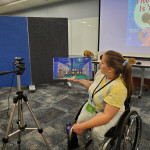 Ana Kohout '21在Hedberg公共图书馆举办虚拟故事时间。