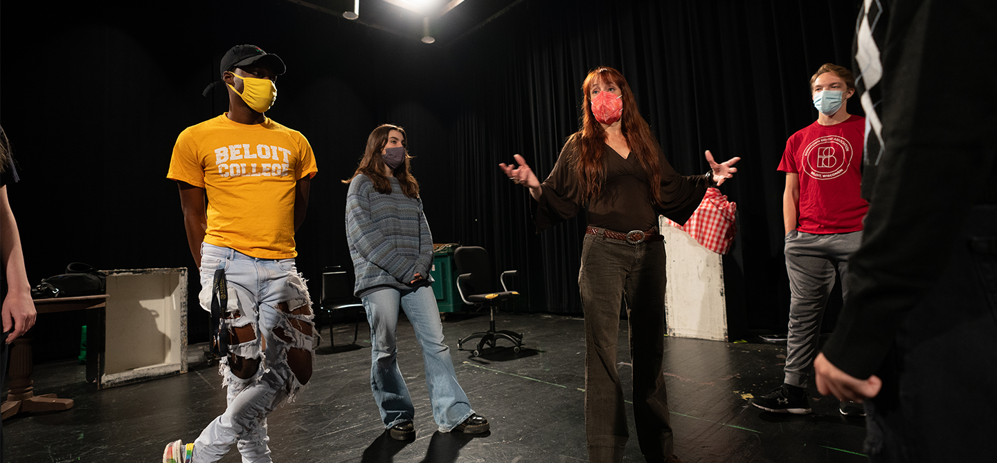 戏剧与舞蹈系主任Amy Sarno指导她的表演学生关于在Neese剧院强有力的姿势和声音投影的重要性。