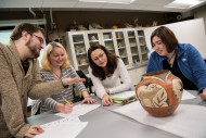 香农·菲教授教授一门研究古代文化陶器的课程。