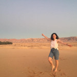 露西·艾布拉姆斯在炫耀阿拉瓦沙漠。