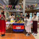 柬埔寨学生在柬埔寨新年展台前。