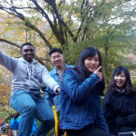 埃弗雷特·巴克斯特19岁，在日本秋田国际大学留学期间，与同学们一起骑自行车。