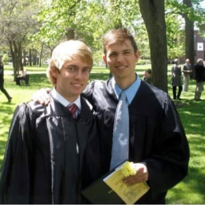 这是克里斯蒂安和克里斯蒂安在贝洛伊特学院毕业日的难忘照片之一。