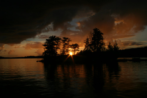 在森林湖的加拿大日落