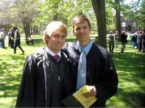 这是Beloit College毕业典礼的基督徒和克里斯蒂安的令人难忘的照片之一......