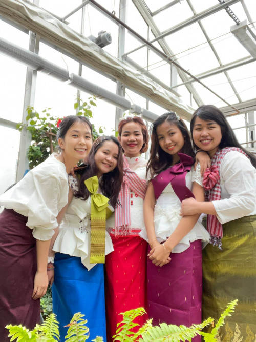 穿着传统服装的柬埔寨学生