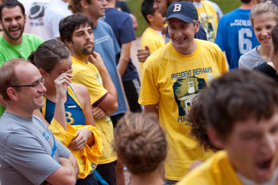 校长Scott Bierman在Fun Run活动中与学生会面