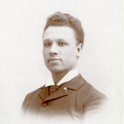 查尔斯·温特·伍德，1895届毕业生，毕业照。