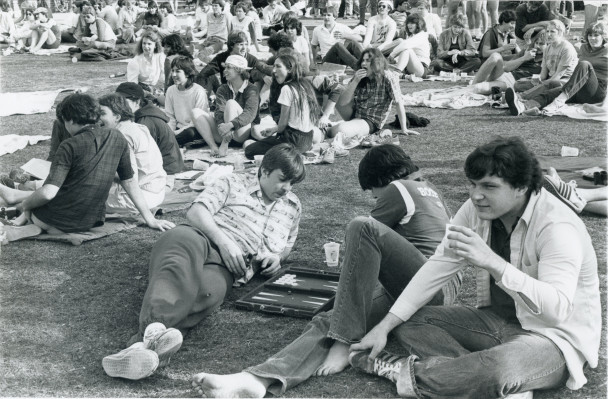 1983年春日，学生们休息吃饭