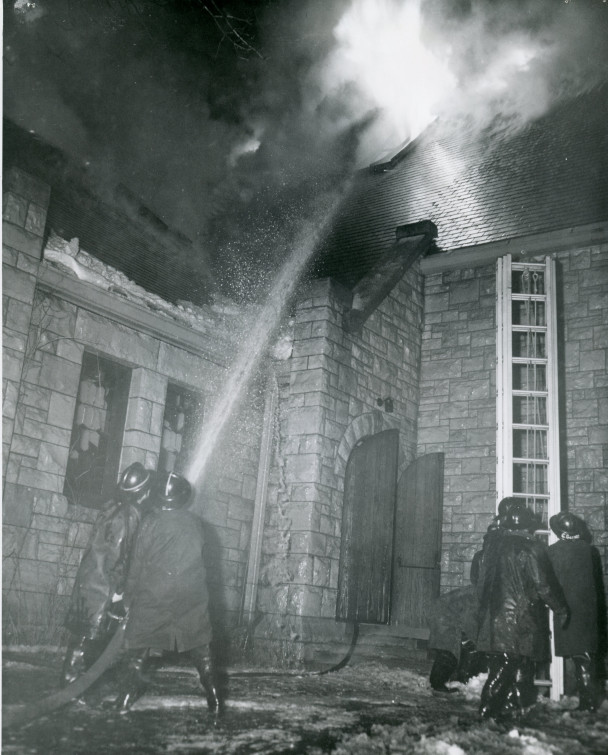 消防员努力在伊顿小教堂中放火