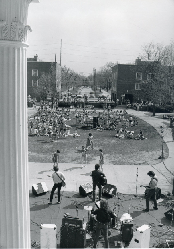 1985年春日乐队和人群