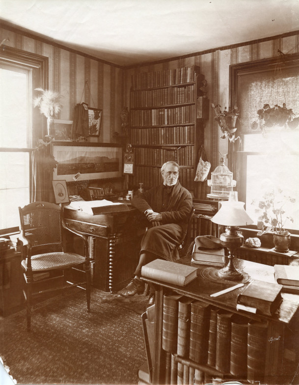 James J Blaisdell在他的书房里