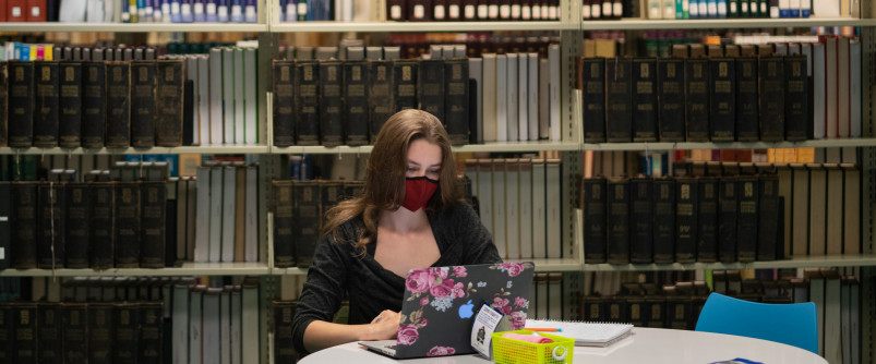 在莫尔斯图书馆学习的学生。