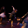 凯利·贝格利22岁，在中心，在“脱落”中表演，由舞蹈教授克里斯·约翰逊编舞，并在Chelonia表演。贝格利的同学阿德里安娜·特雷尔(左)和查琳·戴维斯-艾丽西亚也在旁边。