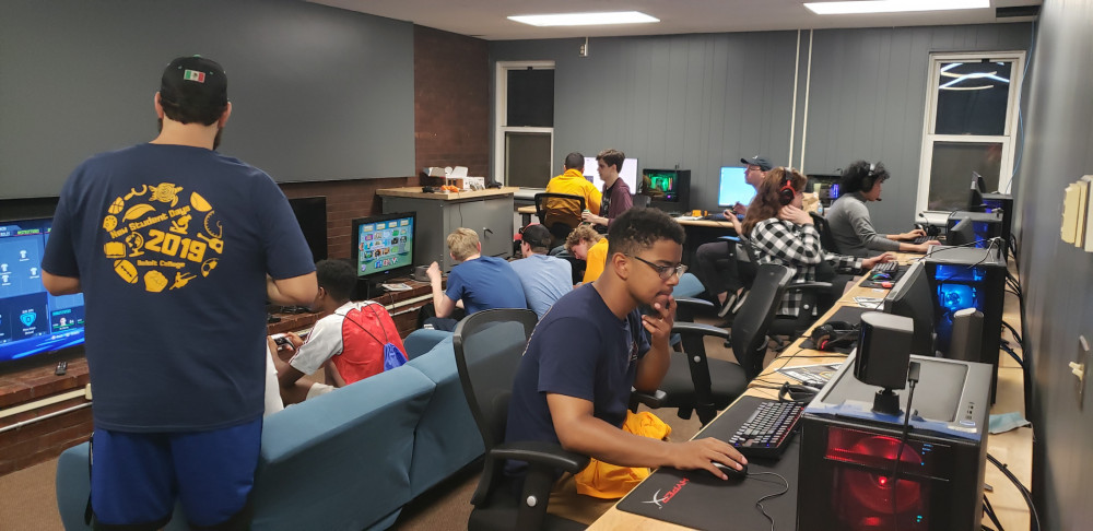 在学生参与博览会期间，玩家们在惠特尼大厅里尝试大学的电子游戏空间。