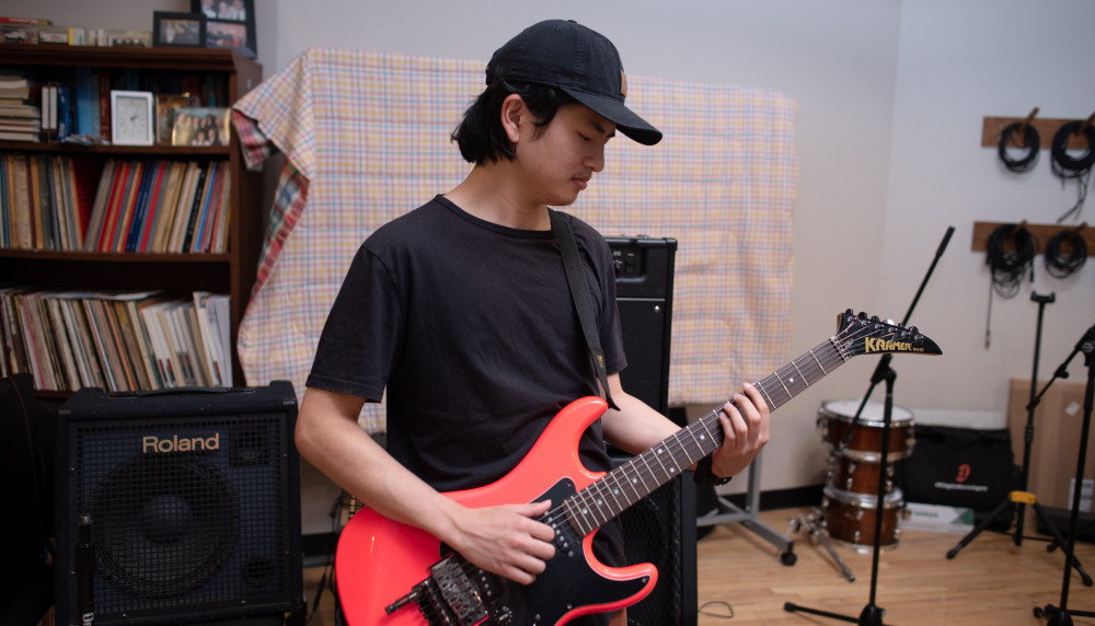 2021年夏天，Adriel在枫树工作室试验电吉他。