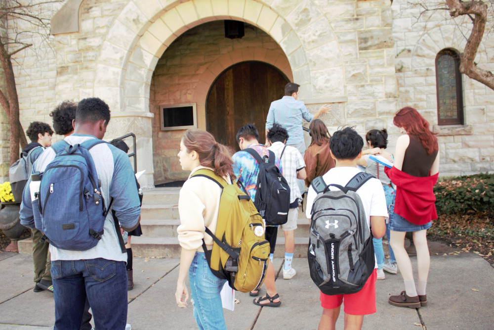 学生们观察伊顿教堂的石雕。