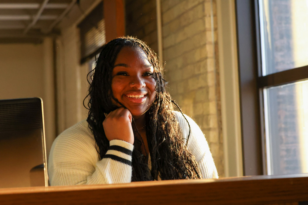 23岁的贾达·丹尼尔(Jada Daniel)希望她的奖学金能够支持和关注有色人种社区。