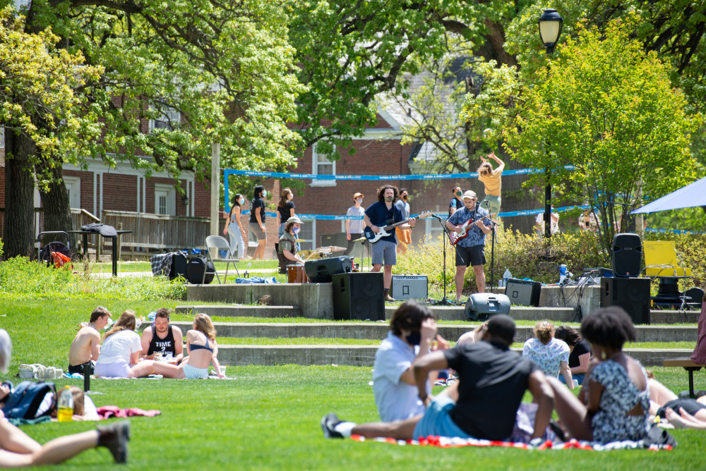 学生艺术家和乐队定期在春日等活动上表演。