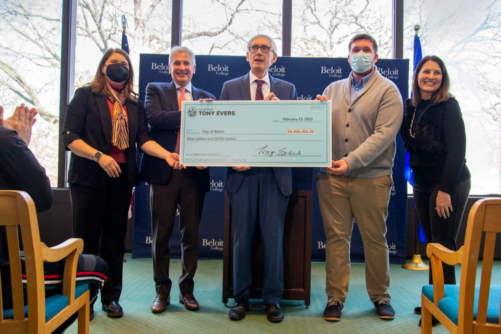 州长托尼·埃弗斯向贝洛伊特学院和贝洛伊特市捐赠了一张900万美元的支票。显示f……