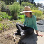 索菲亚·黑尔-布朗' 18坐在北加州一个豪华度假村的花园里。
