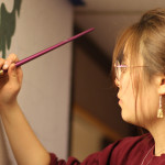 Hannah Kang'22是委托给Peet Hall公共区域涂上壁画的四名学生艺术家之一。由学生创造和管理的项目，加强了这座受欢迎的住宅大厅的地方和社区感。