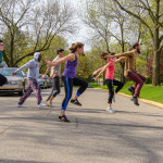 充满创意的舞蹈教授吉娜·塔伊(Gina Ta 'i)在一个美丽的春日在户外上课。