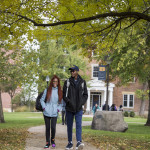 Beloit College学生在课堂上漫步时享受美丽的公园般的校园。