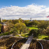 从桑格科学中心的屋顶上可以看到一个公园般的贝洛伊特大学校园。