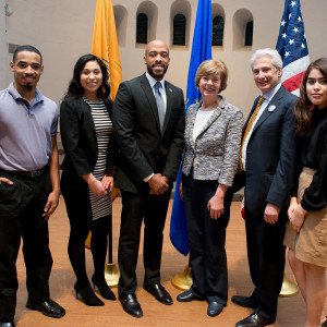 左起：埃利斯约旦刘易斯'20，伊莎贝尔美门多萨'22，副州长巴恩斯曼德拉，美国参议员威斯康辛塔米·鲍德温，伯洛伊特学院总裁斯科特·比尔曼和伯洛伊特纪念高级Kaylyn Vences。