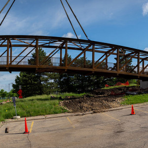 2019年6月5日，伯洛伊特学院安装人行天桥。