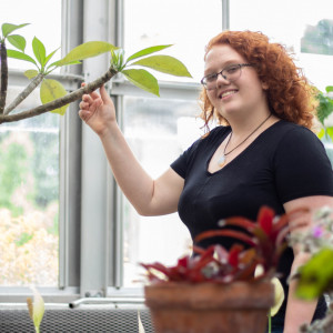21岁的罗丝·威廉姆斯在校园温室里的植物中度过了一段时间。