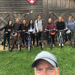 在2019年伯洛伊特夏季街区课程“两个轮子上的写作”中，8名学生将创造性写作与自行车结合起来，探索伯洛伊特社区和它以外的地区。这趟旅程由英语教授查克·刘易斯带领。