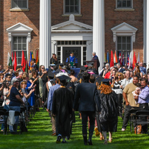 在全球大流行期间错过了这样的机会，贝洛伊特学院2020届毕业生终于有机会在2022年9月亲自举行毕业典礼。