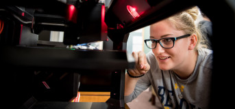 BESOIT学生在创业中心的MAKERS实验室中经营3D打印机...