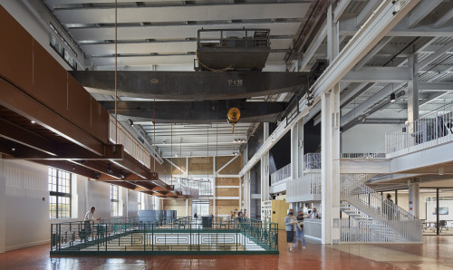 贝洛伊特学院发电站涡轮大厅突出了历史元素和现代设计。