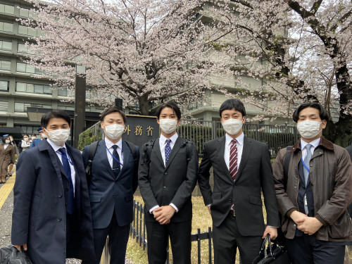 Hiroaki(中)和他的同事在东京外务省前合影。