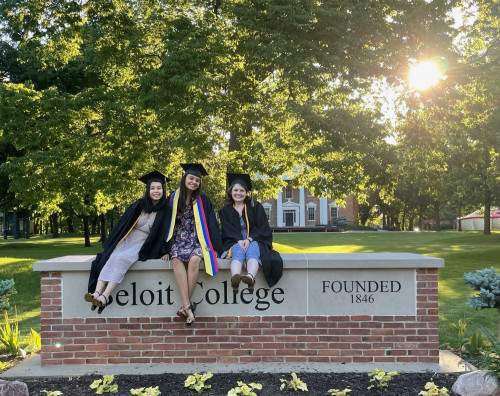 室友Guech Sok、Maria Elvira Lopez和Meg Kulikowski在2021年5月毕业前。