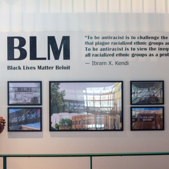 学生主任Cecil Youngblood站在新落成的BLM图片库前。