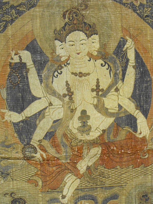Ushnishavidjaya唐卡是一个巨大的丝绸刺绣佛教图标，可以追溯到18世纪……