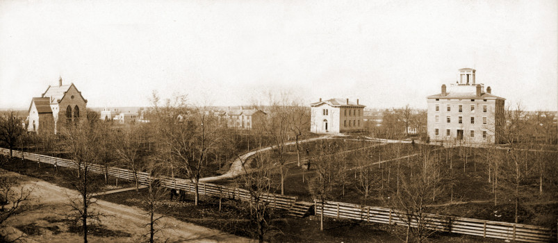 1873年的伯洛伊特学院校园。左起为纪念馆、南方学院、中学。