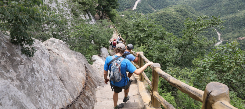 在中国，伯洛伊特的教授和学生沿着黄河沿着陡峭的小路爬下。