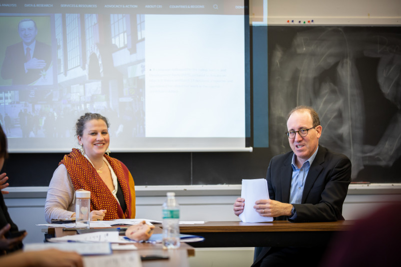 Rachel Ellett教授和Weissberg主席Joel Simon在课堂上，在一周的Weissberg…
