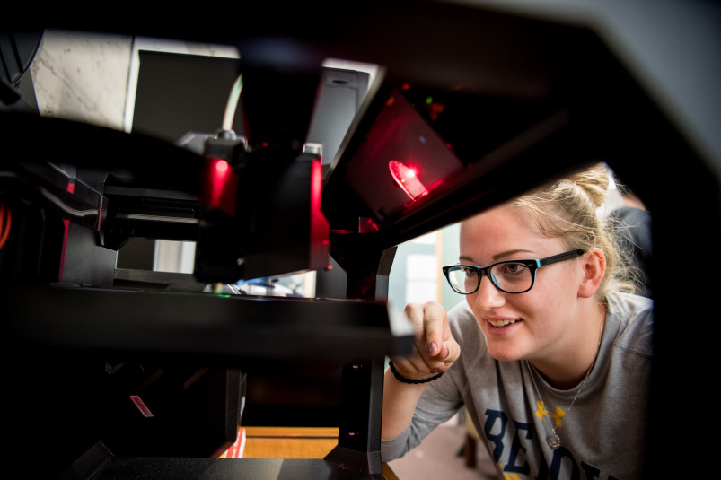 学生学习如何使用3D打印机在CELEB。
