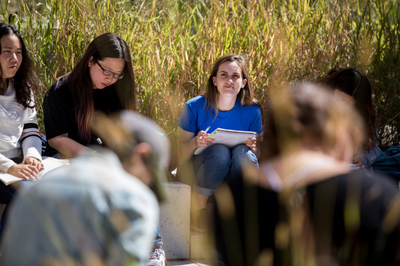 在春季和秋季，学生们在桑格中心附近的花园里参加户外课程。
