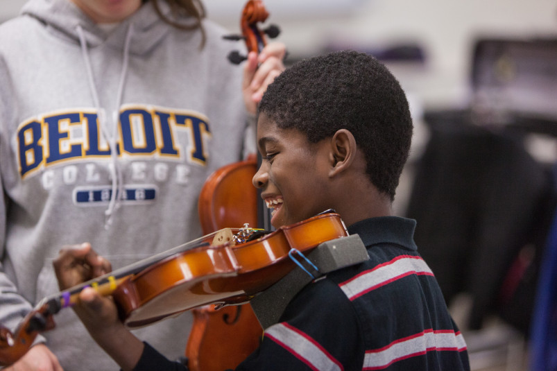 Beloit大学生向社区的孩子教小提琴课程。