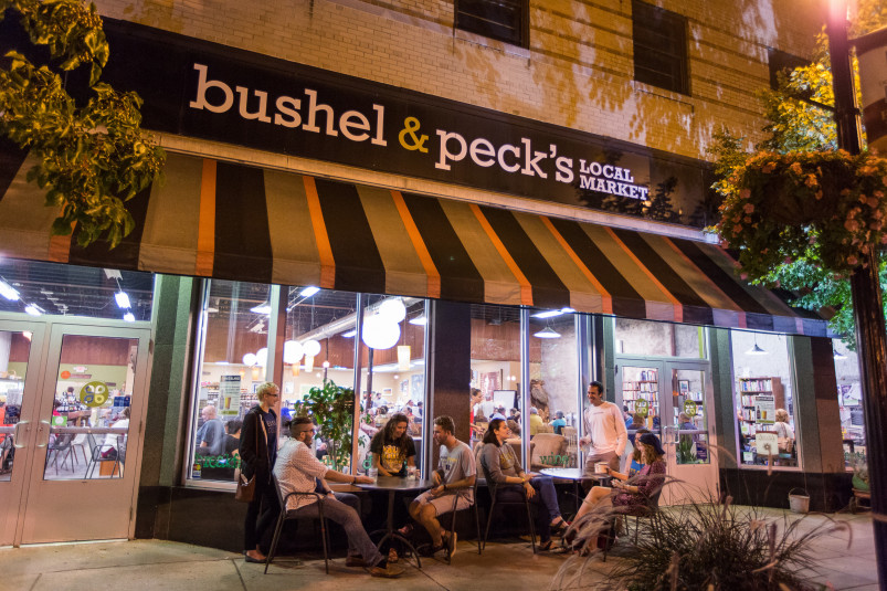 Bushel＆Peck的当地市场是当地采购和有机杂货的最受欢迎位置......