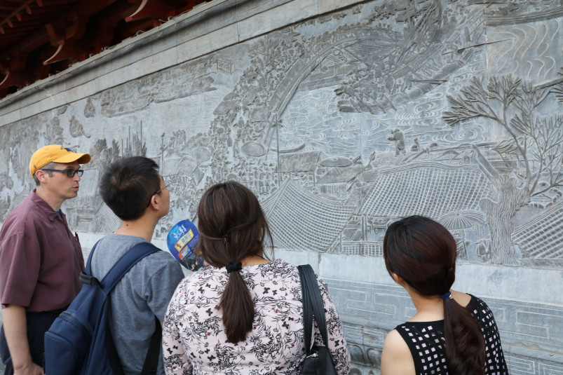 教授和学生Landsca在研究中国的黄河流域浮雕面板...