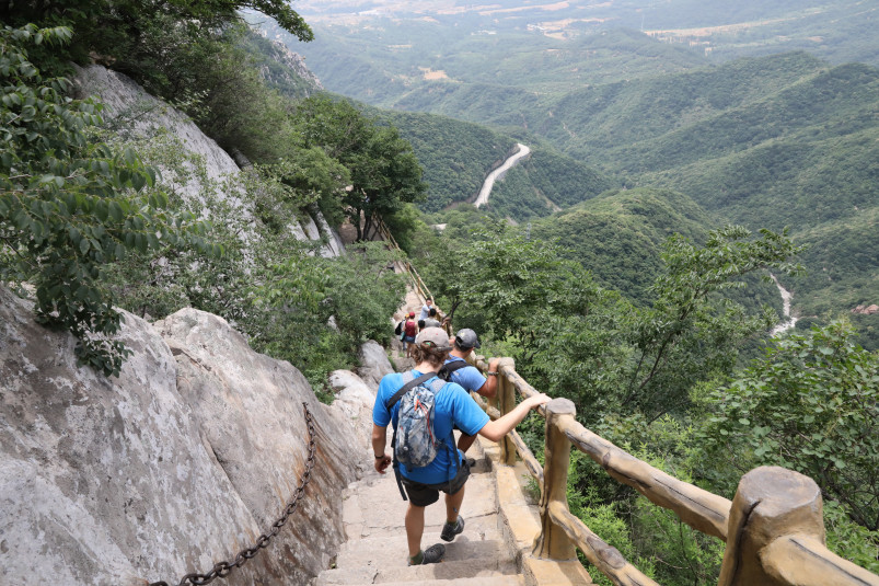 在中国，伯洛伊特教授和学生沿着黄河爬下陡峭的小径。